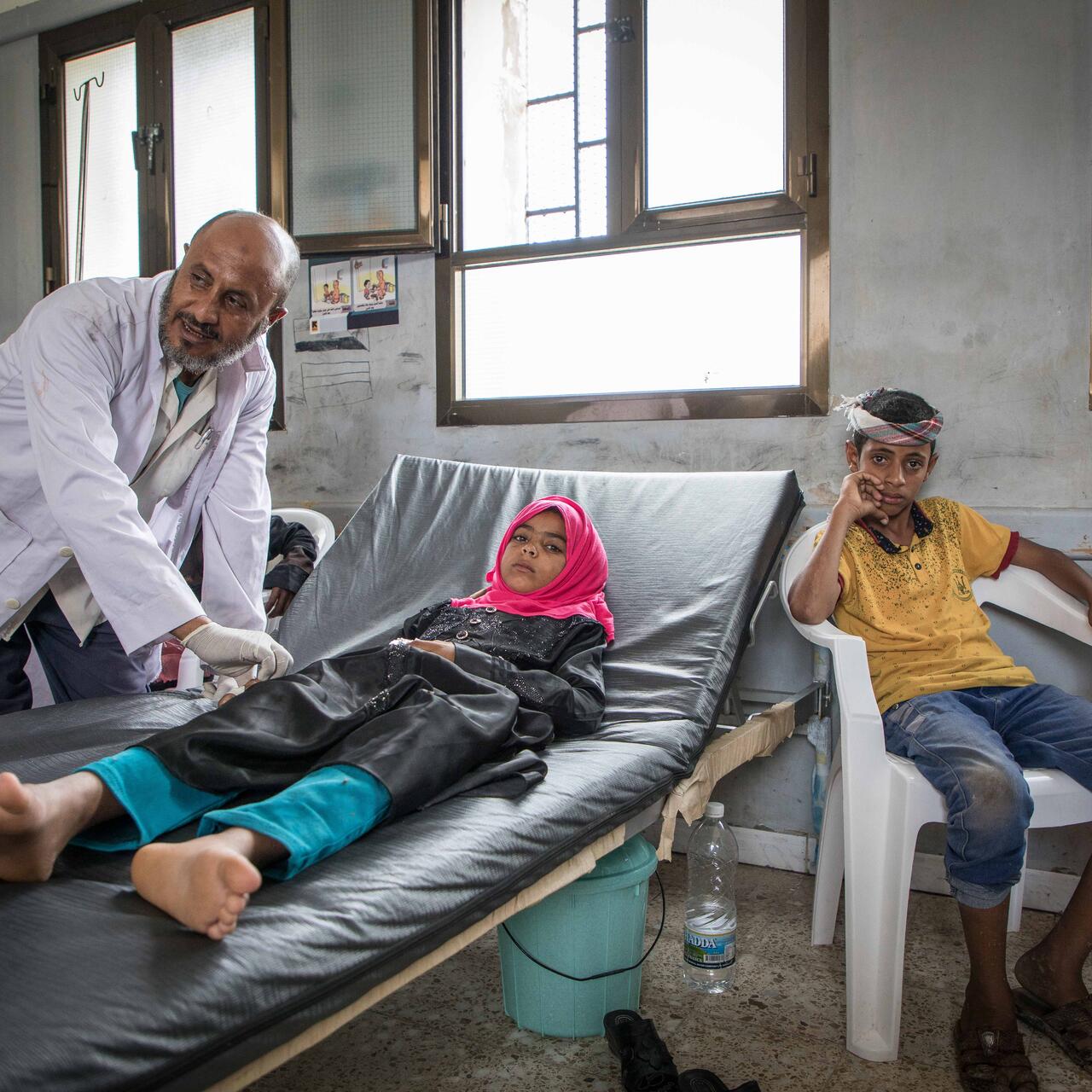 Ein Arzt in Jemen untersucht Betroffene des Cholera-Ausbruchs