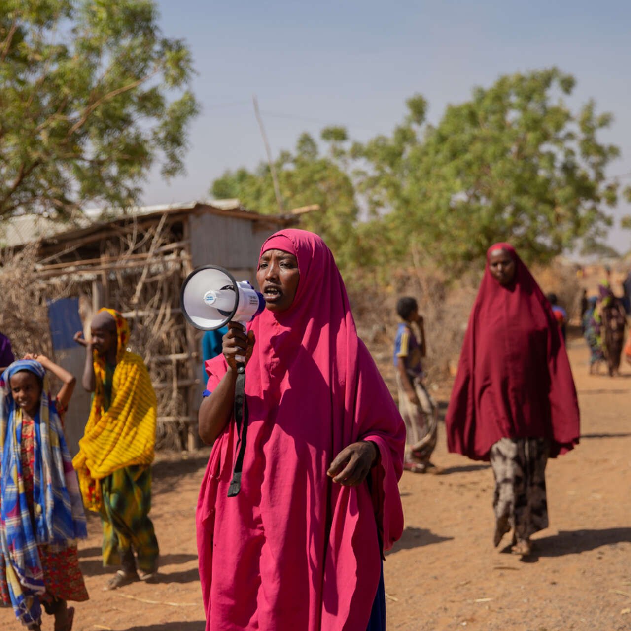 Eine Frau in Somalia spricht in ein Megaphon
