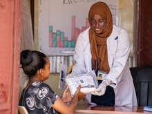 Midwife Zakia presents a delivery kit to Samher (19) as part of the IRC's antenatal care services.