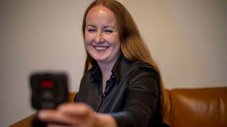 Svitlana nimmt ein neues Video für ihre Social-Media-Kanäle auf.